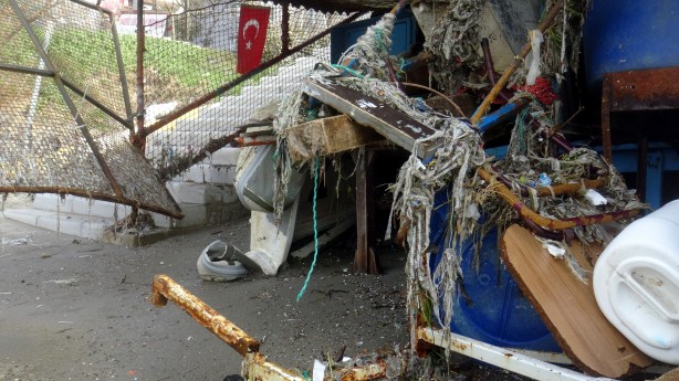 Foto - Dev dalgaların ardından Avcılar sahili çöplüğe dönüştü 