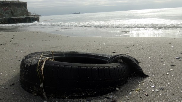 Foto - Dev dalgaların ardından Avcılar sahili çöplüğe dönüştü 
