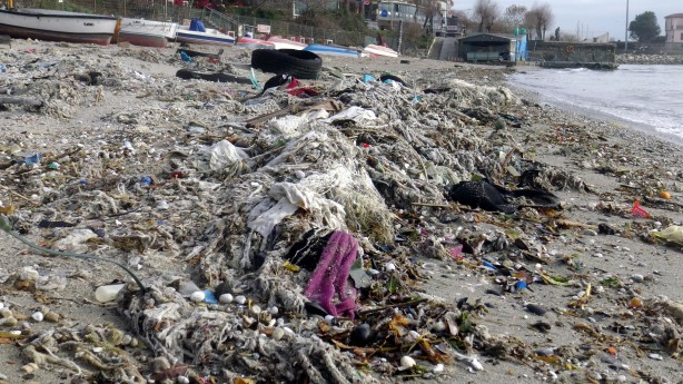 Foto - Dev dalgaların ardından Avcılar sahili çöplüğe dönüştü 