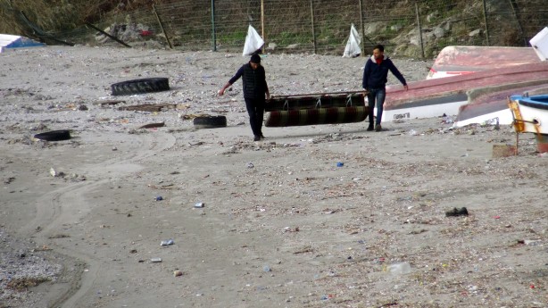 Foto - Dev dalgaların ardından Avcılar sahili çöplüğe dönüştü 