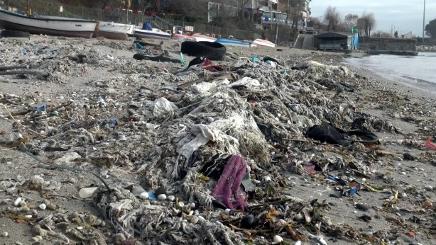 Foto - Dev dalgaların ardından Avcılar sahili çöplüğe dönüştü 