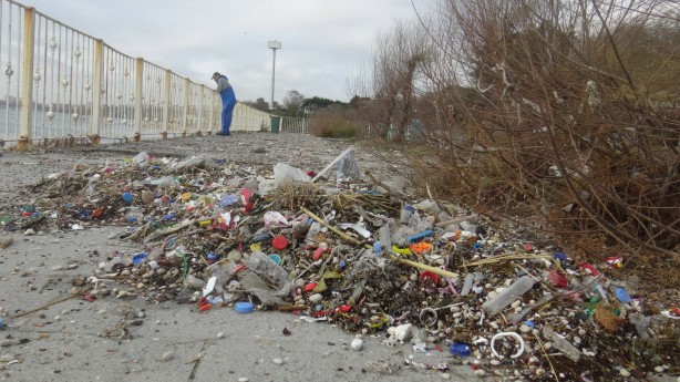Foto - Dev dalgaların ardından Avcılar sahili çöplüğe dönüştü 