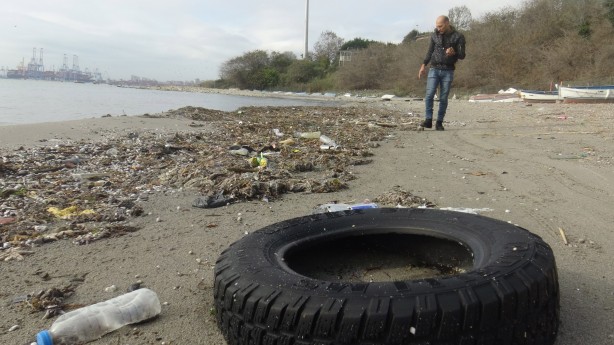 Foto - Dev dalgaların ardından Avcılar sahili çöplüğe dönüştü 
