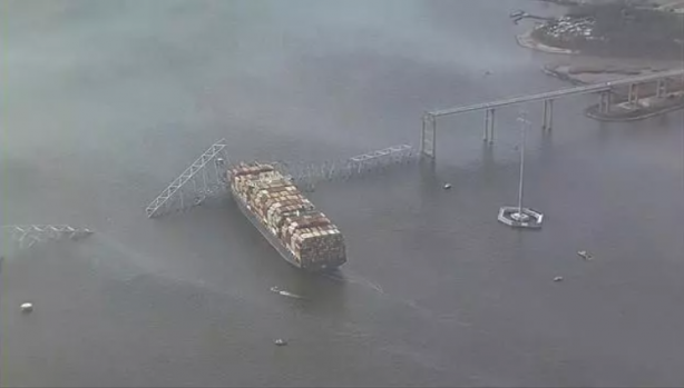 Foto - Dev gemi köprüyü yerle bir etti