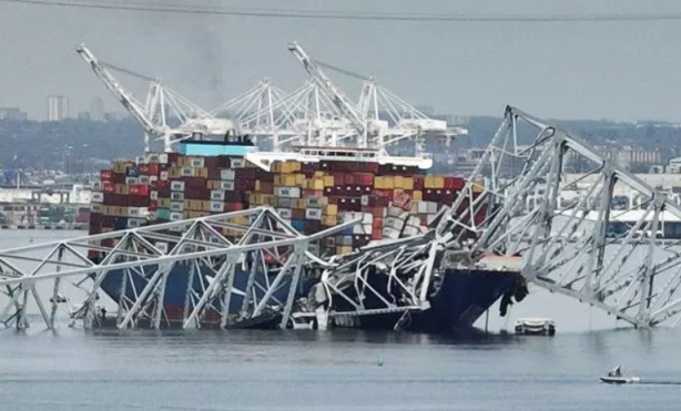 Foto - Dev gemi köprüyü yerle bir etti