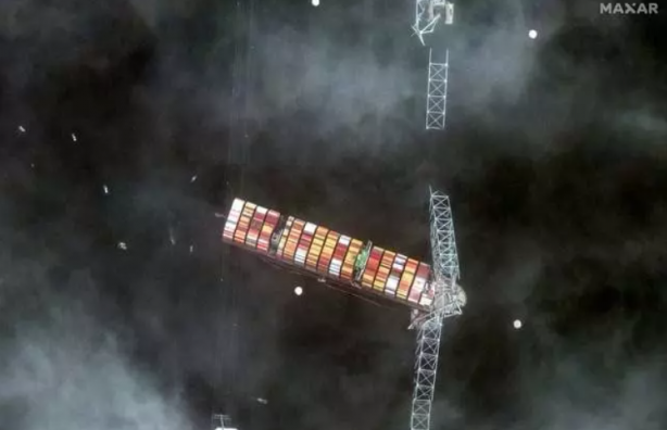 Dev gemi köprüyü yerle bir etti