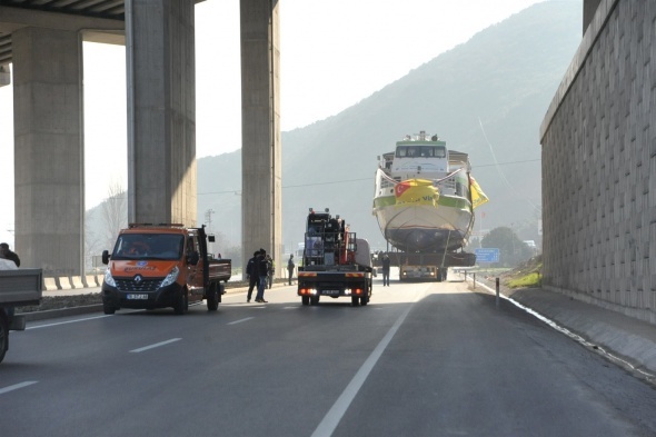 Foto - Dev gemi yeniden karadan yürütüldü