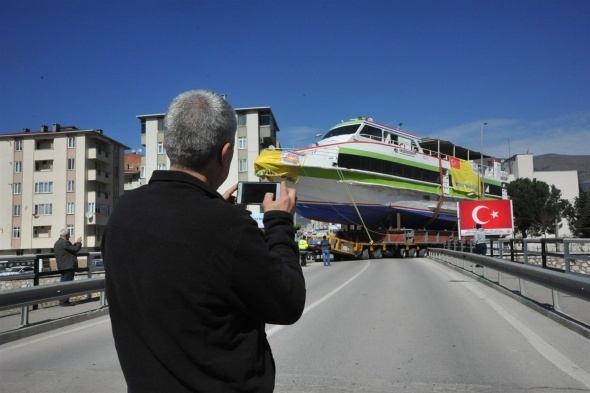 Foto - Dev gemi yeniden karadan yürütüldü