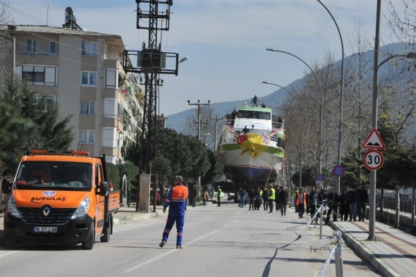 Foto - Dev gemi yeniden karadan yürütüldü
