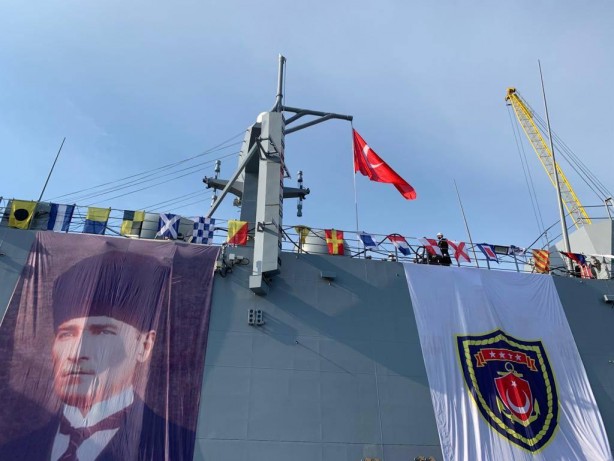 Foto - Dev gemiye Türk bayrağı çekildi