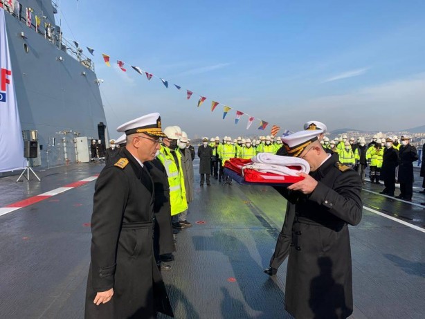 Foto - Dev gemiye Türk bayrağı çekildi