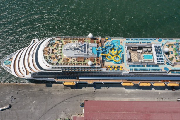 Dev kruvaziyer 1704 yolcusuyla İzmir Limanı'na yanaştı