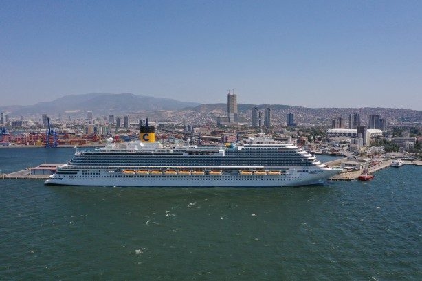 Foto - Dev kruvaziyer 1704 yolcusuyla İzmir Limanı'na yanaştı