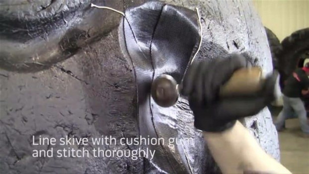 Foto - Dev lastiği böyle tamir ediyor!