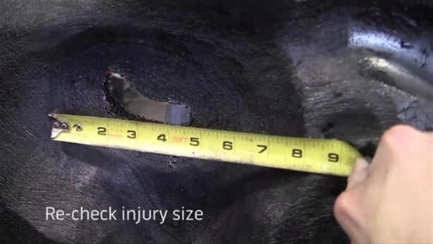 Foto - Dev lastiği böyle tamir ediyor!