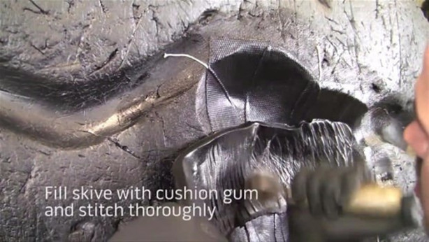 Foto - Dev lastiği böyle tamir ediyor!