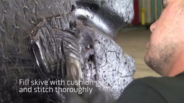 Foto - Dev lastiği böyle tamir ediyor!