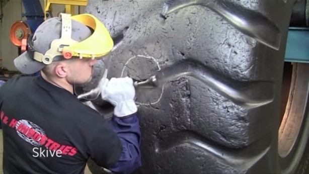 Foto - Dev lastiği böyle tamir ediyor!