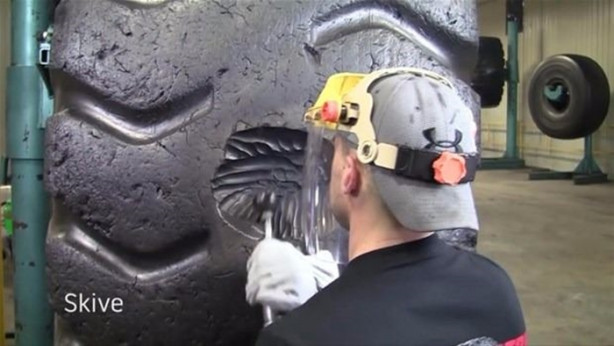 Foto - Dev lastiği böyle tamir ediyor!