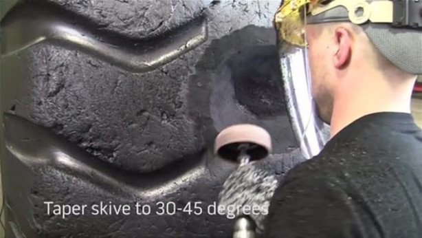 Foto - Dev lastiği böyle tamir ediyor!