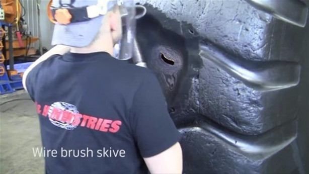 Foto - Dev lastiği böyle tamir ediyor!