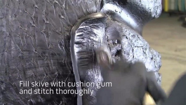 Foto - Dev lastiği böyle tamir ediyor!