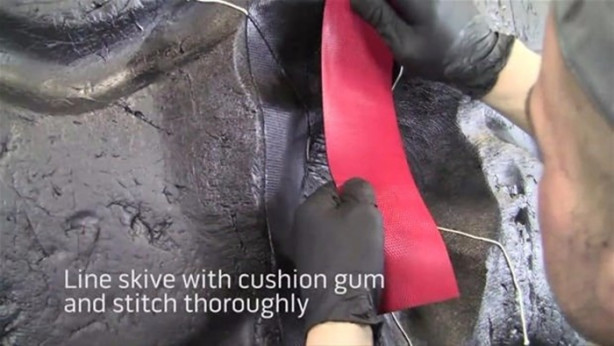 Foto - Dev lastiği böyle tamir ediyor!