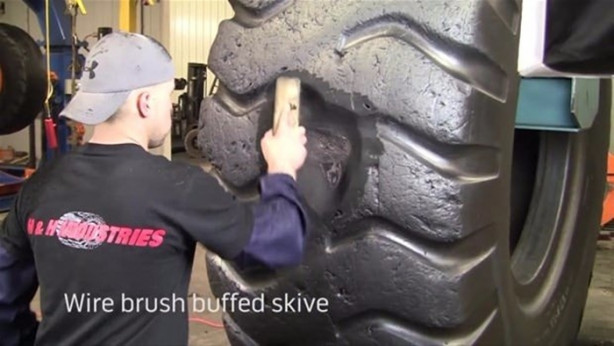 Foto - Dev lastiği böyle tamir ediyor!