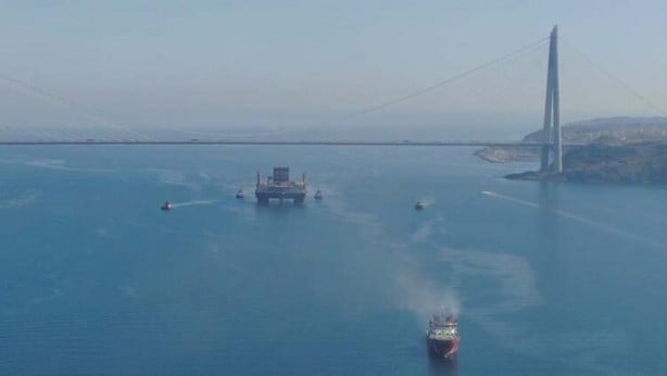 Dev petrol gemisi Boğaz'dan geçti