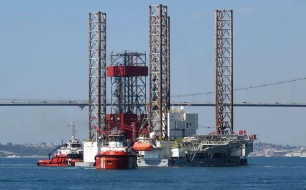 Dev petrol platformu İstanbul Boğazı'ndan böyle geçti