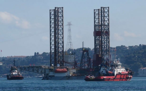 Foto - Dev petrol platformu İstanbul Boğazı'ndan böyle geçti