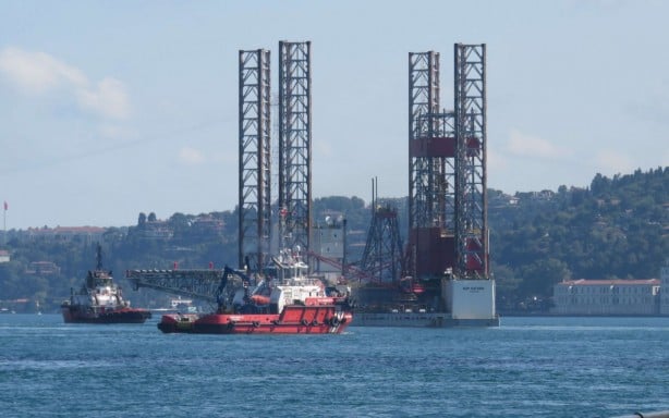 Foto - Dev petrol platformu İstanbul Boğazı'ndan böyle geçti