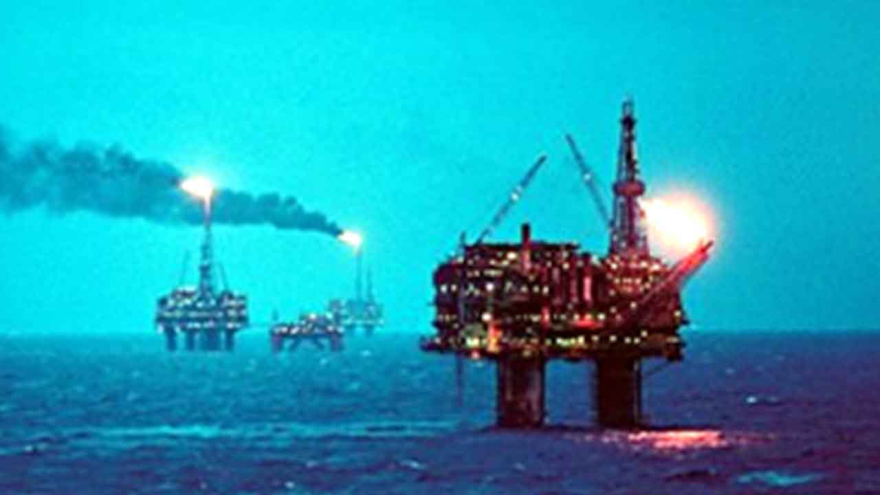 Dev petrol rezervi keşfedildi! Her yerden fışkırmaya başladı