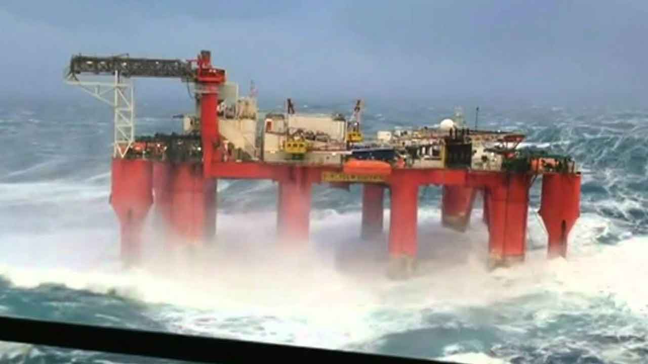 Foto - Dev petrol rezervi keşfedildi! Her yerden fışkırmaya başladı