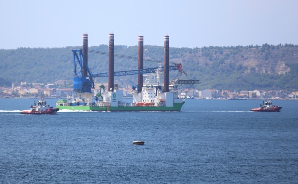 Foto - Dev platform Çanakkale Boğazı'ndan geçti