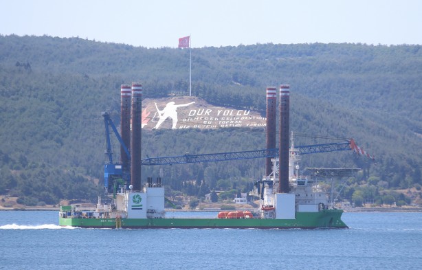 Dev platform Çanakkale Boğazı'ndan geçti