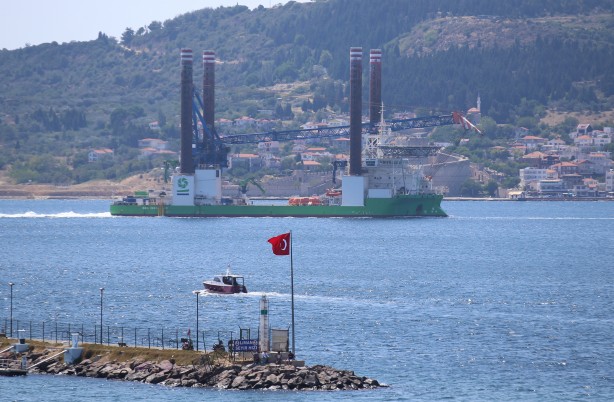Foto - Dev platform Çanakkale Boğazı'ndan geçti