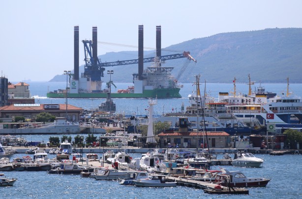 Foto - Dev platform Çanakkale Boğazı'ndan geçti