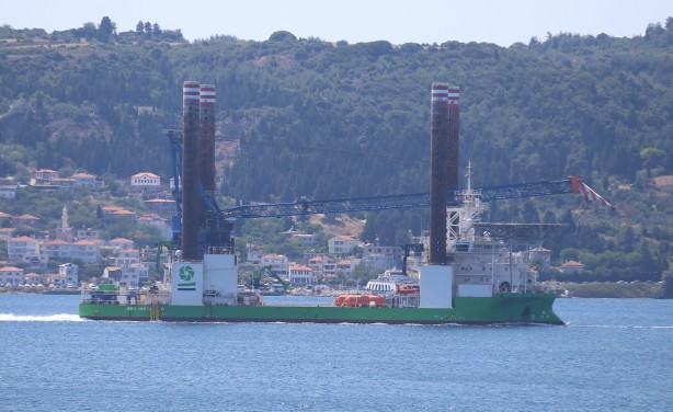 Foto - Dev platform Çanakkale Boğazı'ndan geçti