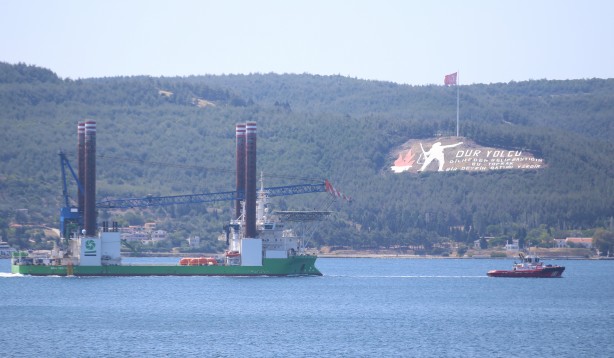 Foto - Dev platform Çanakkale Boğazı'ndan geçti