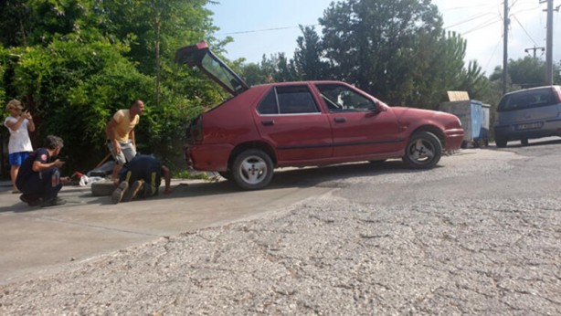 Foto - Dev yılan otomobile girdi! Yılanlar neyin habercisi?