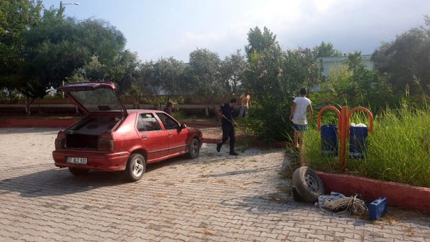 Foto - Dev yılan otomobile girdi! Yılanlar neyin habercisi?