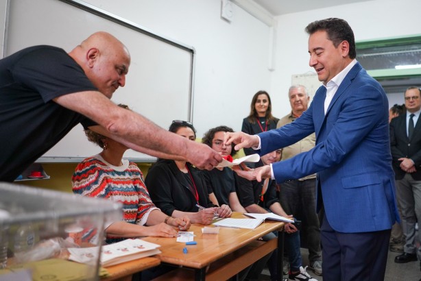 DEVA Partisi lideri Babacan ve eşi oylarını kullandı