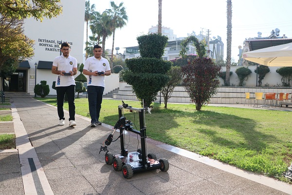 Foto - Devam gençler! Üniversite öğrencilerinden müthiş robot