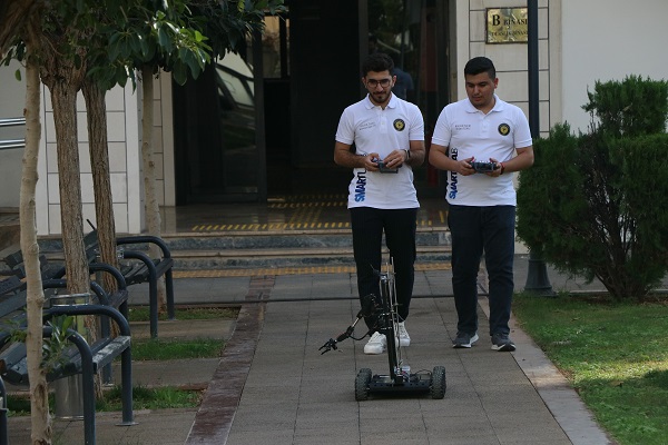 Foto - Devam gençler! Üniversite öğrencilerinden müthiş robot