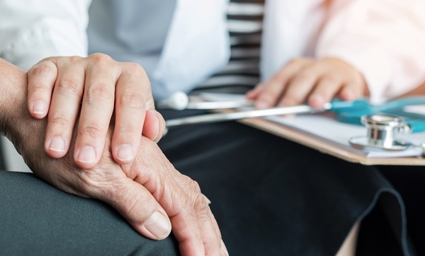 Foto - Devamlı titreme sorunu mu yaşıyorsunuz? Bu belirtiler varsa hemen doktora gidin