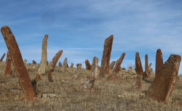 Devasa boyutları dikkat çekiyor! Her biri gökten yere düşüp saplanmış gibi...
