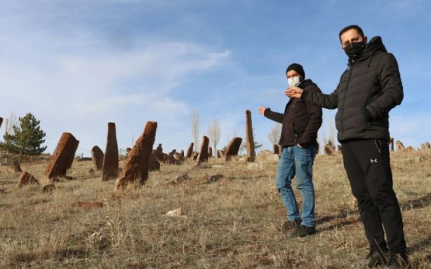 Foto - Devasa boyutları dikkat çekiyor! Her biri gökten yere düşüp saplanmış gibi...
