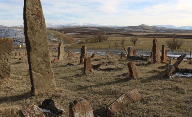 Foto - Devasa boyutları dikkat çekiyor! Her biri gökten yere düşüp saplanmış gibi...