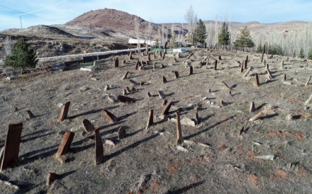 Foto - Devasa boyutları dikkat çekiyor! Her biri gökten yere düşüp saplanmış gibi...